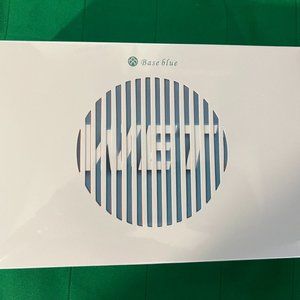 NIB - Baseblue Cosmetics Dry and Wet, Dual Action Facial Cleansing Wipes